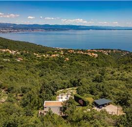 4 Bedroom Villa with Salt Water Pool, Private mini golf course and Rooftop Terrace near Opatija, Sleeps 8
